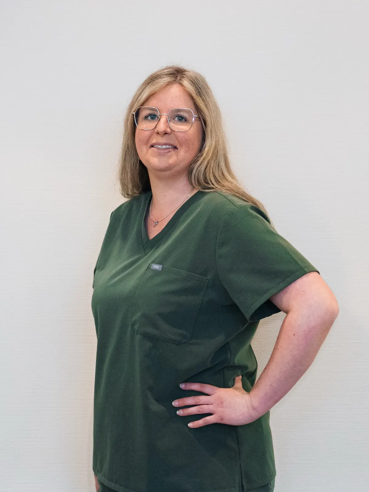Portret van preventieassistente Ilona in groene werkkleding